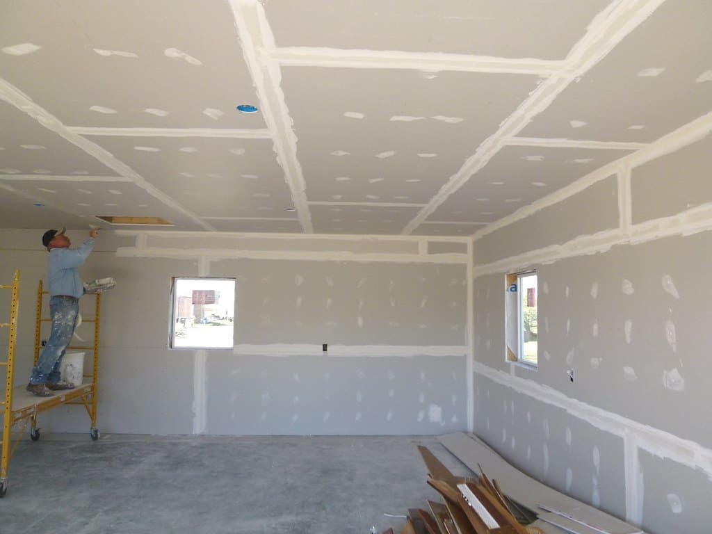 A room with white walls and ceiling in it